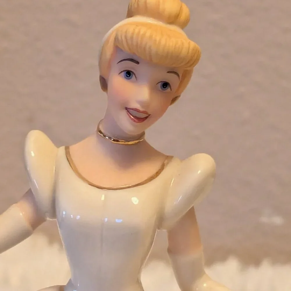 Disney Showcase Collection Cinderella Lenox Classics New in Box COA